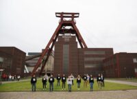 gruppenfoto vor einer fabrik