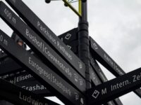 verschiedene wegweiser zeigen auf unterschiedliche Aachener Orte in der Innensstadt