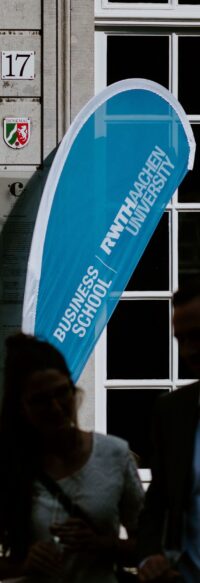 blaue beachflag mit RWTH Business School logo